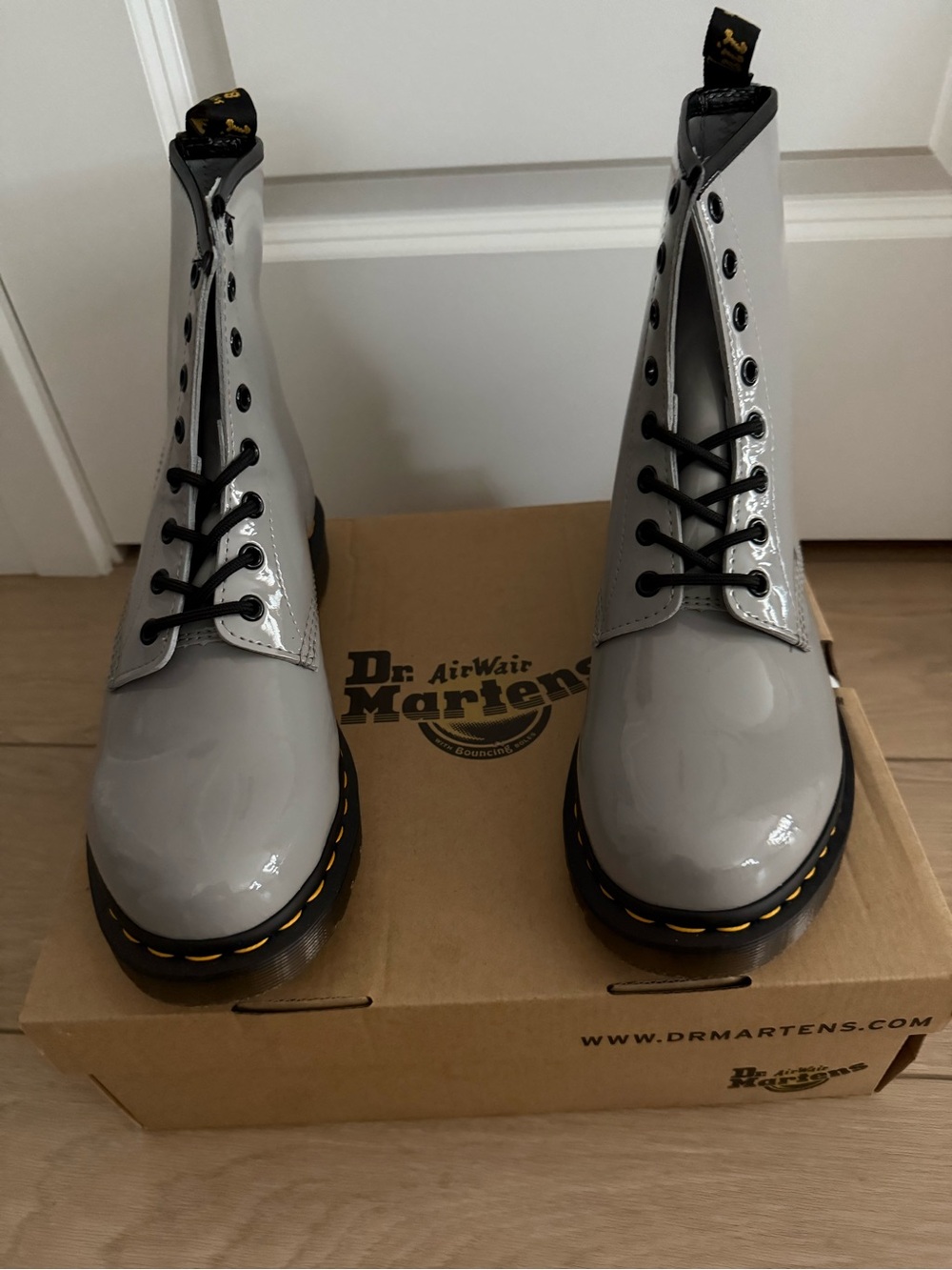 Dr. Martens Women’s Glossy Light Gray Patent Lace-Up Boots Size 10 NEW - Picture 7 of 12